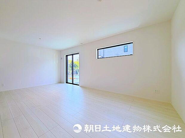 家族が自然と集まるリビングは、毎日の暮らしを心地よく彩る安らぎの空間です。家具の配置やインテリア次第で、お好みの雰囲気にコーディネートできます。