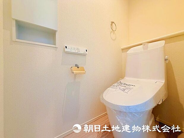 毎日使う場所だからこそ、清潔感と使いやすさが大切なトイレ。快適な暮らしをサポートする落ち着いた空間です。