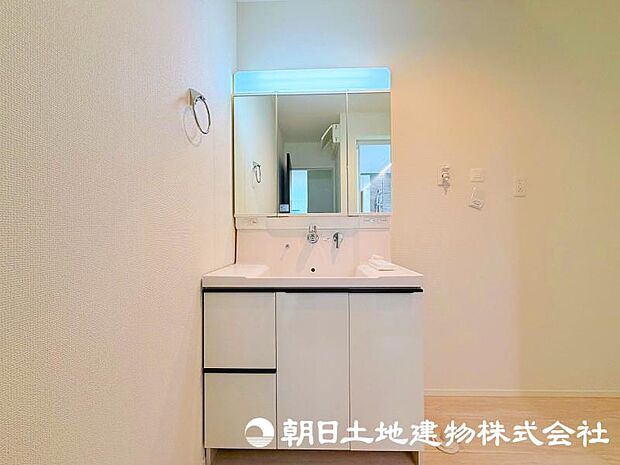 朝の準備から帰宅後の手洗いまで、家族みんなが使いやすい洗面所。快適な暮らしを支える実用的なスペースです。
