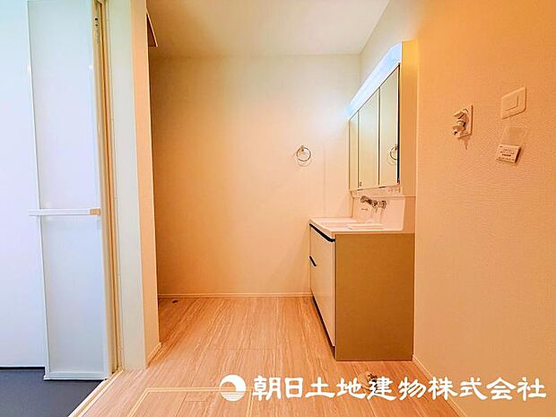 朝の準備から帰宅後の手洗いまで、家族みんなが使いやすい洗面所。快適な暮らしを支える実用的なスペースです。