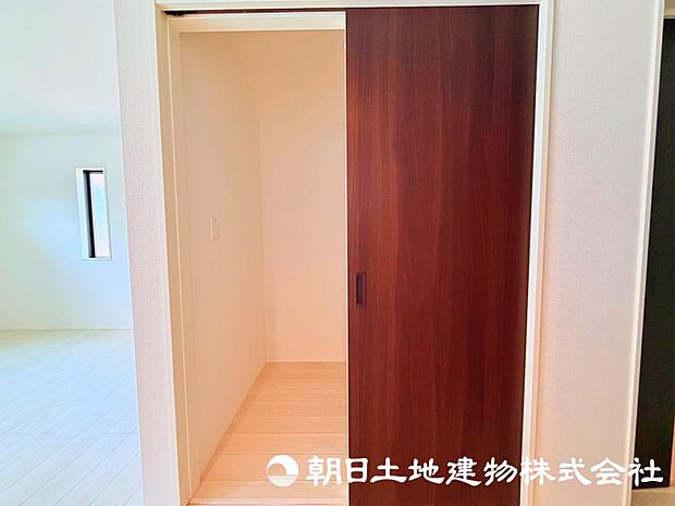 日々増える荷物もすっきり片付けられる収納スペース。居住空間を広く快適に使える便利な設備です。