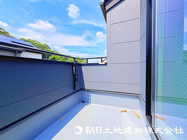 住まいに開放感をプラスするバルコニー。日当たりや風通しを感じながら、心地よい時間を過ごせる場所です。