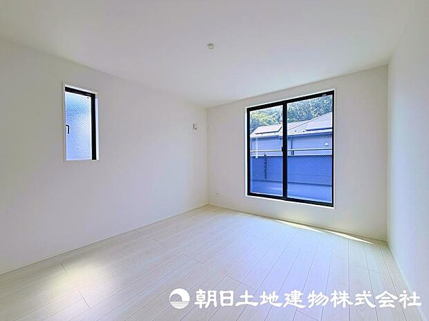 落ち着いた雰囲気の居室は、ゆっくりとくつろげるプライベート空間。寝室や書斎など、ライフスタイルに合わせて多彩に活用できます。