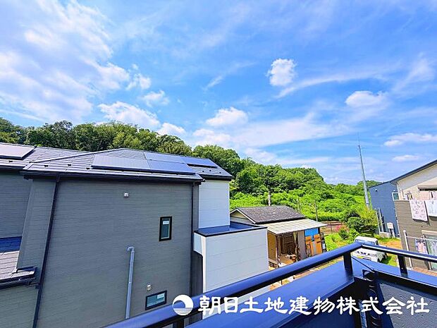 視界が広がる眺望は、住まいに開放感をもたらす魅力のひとつ。日常の中でゆったりとした時間を楽しめます。