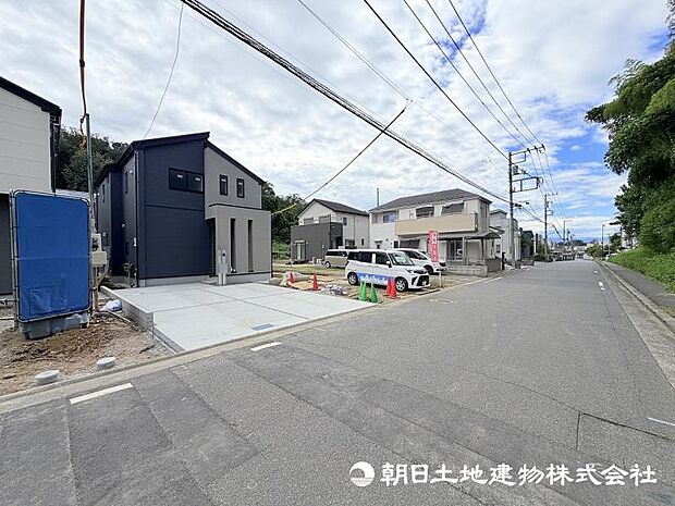 <現地>幅員7.5m道路に面して車のすれ違いも楽にできます。