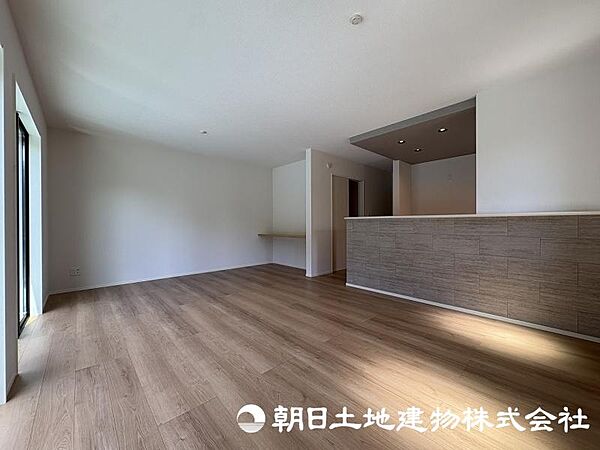 日々の暮らしの中心となるリビングは、居心地の良さと使いやすさを兼ね備えた空間です。家族との会話を楽しみながら、快適な時間を過ごせます。