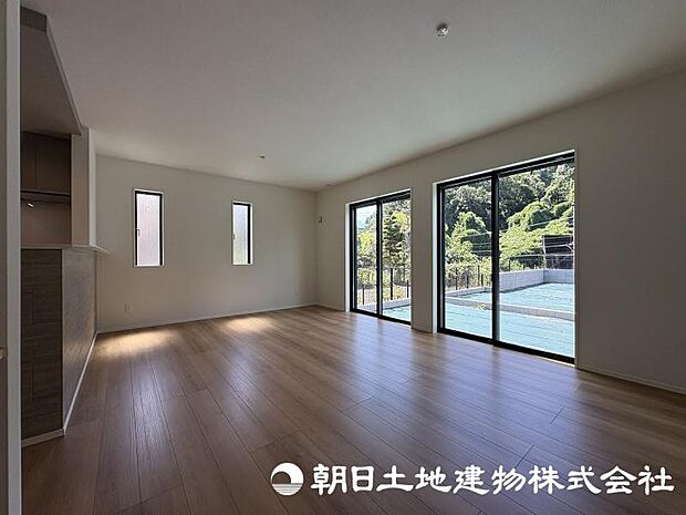 <現地>幅員7.5m道路に面して車のすれ違いも楽にできます。