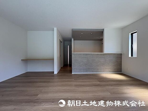家族が自然と集まるリビングは、毎日の暮らしを心地よく彩る安らぎの空間です。家具の配置やインテリア次第で、お好みの雰囲気にコーディネートできます。