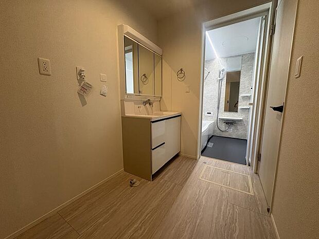 朝の準備から帰宅後の手洗いまで、家族みんなが使いやすい洗面所。快適な暮らしを支える実用的なスペースです。
