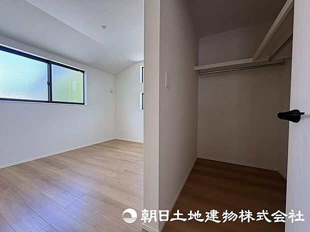 日々増える荷物もすっきり片付けられる収納スペース。居住空間を広く快適に使える便利な設備です。