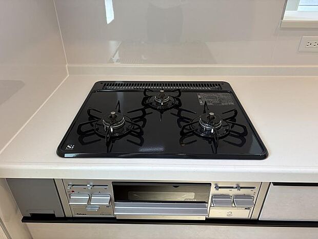 三つ口コンロを備えた使い勝手の良いキッチン。複数の料理を同時に進めることができ、毎日の調理を効率よくサポートします。
