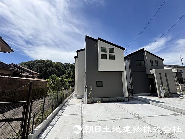 流行りに惑わされないモダンな外観は、主張し過ぎず、又、平凡になり過ぎず、閑静な街によく映えます。