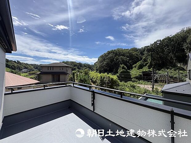 住まいに開放感をプラスするバルコニー。日当たりや風通しを感じながら、心地よい時間を過ごせる場所です。