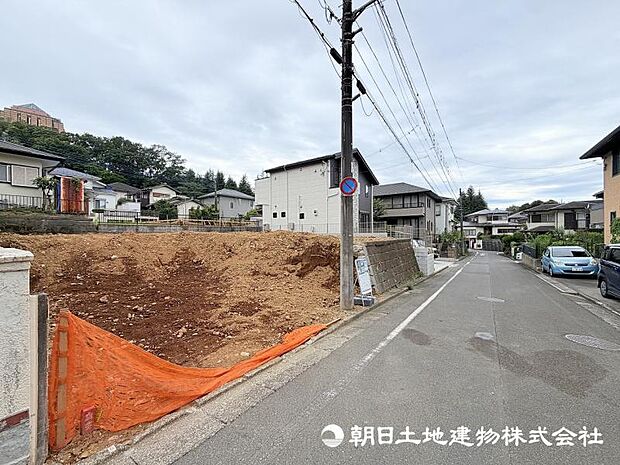 街並みに調和する新しい住まいが建築中です。周辺環境とのバランスを大切にした、快適な暮らしを叶える住まいの完成をお楽しみください。 
