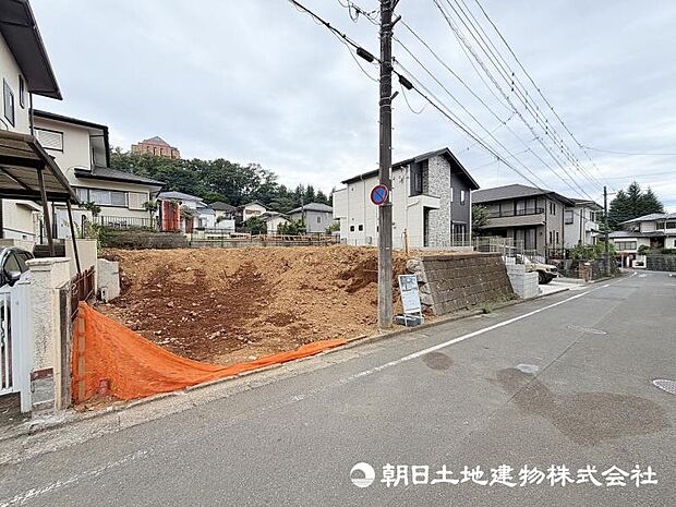 現在建築中の注目物件です。街の景観に配慮した外観と、暮らしやすさを考えた住まいが完成予定です。新しい街の一員となる住まいの誕生をお楽しみください。 