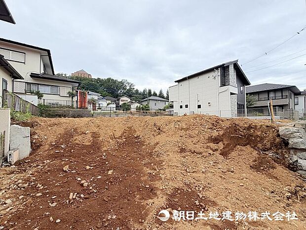 新しい街の一角に誕生する、魅力ある住まいです。周囲の環境と調和しながら、家族の時間を豊かに育む空間を目指しています。 