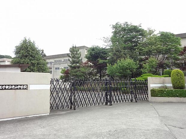 中山中学校まで約1970ｍ