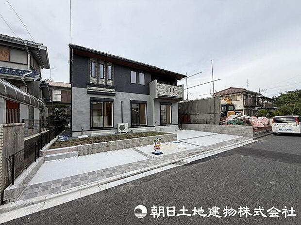<外観>カースペースには車3台駐車可能です。