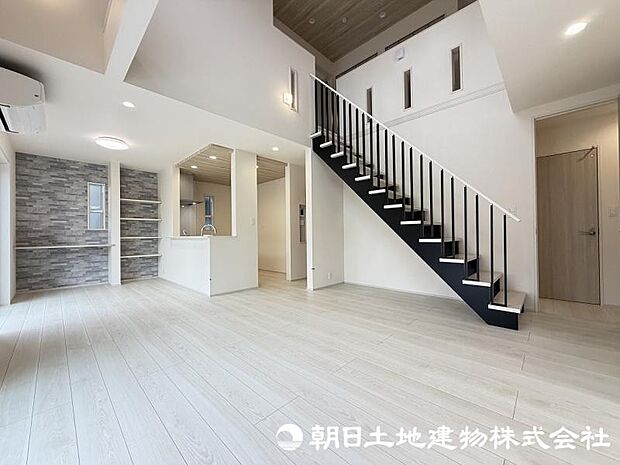 <リビング>吹き抜け&スケルトン階段で開放感があるLDK20帖でお寛ぎいただけます。