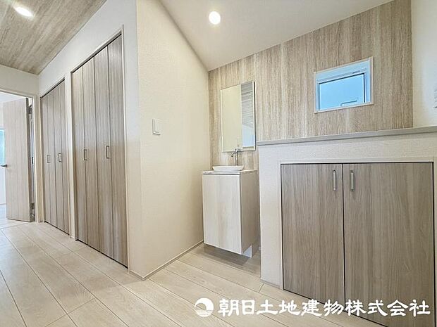 <セカンド洗面>2階にも洗面台があり朝の忙しい時間帯も安心です。