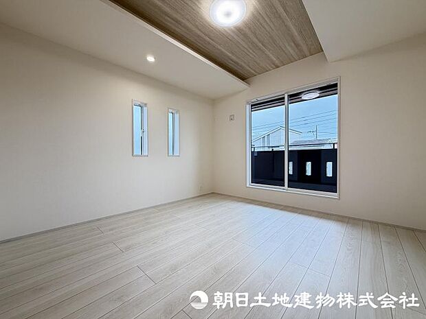 <主寝室>バルコニーに面した明るい主寝室8帖です。