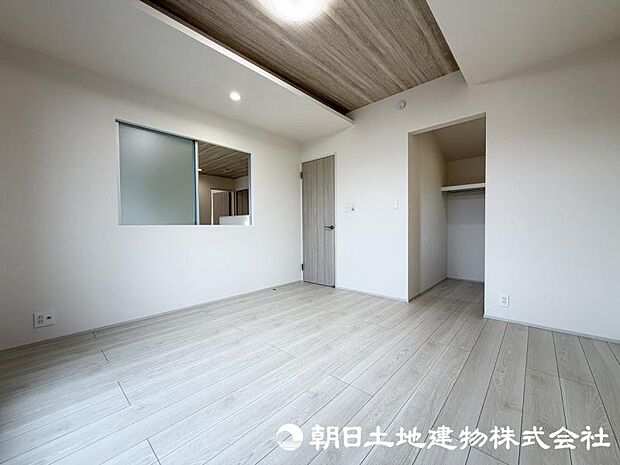 <収納>主寝室にはご夫婦で使えるウォークインクローゼットがあり便利です。