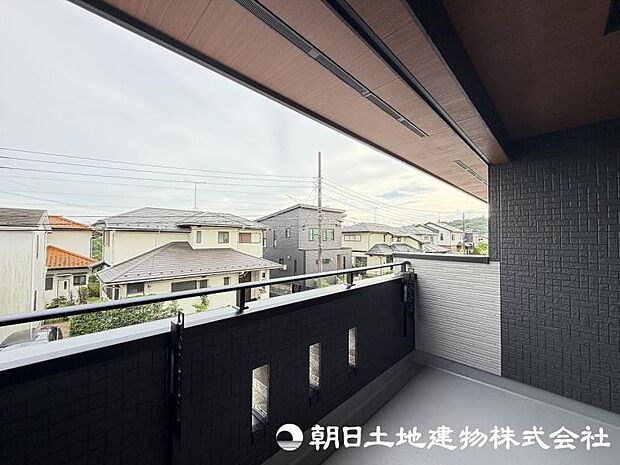 <バルコニー>広いバルコニーでお洗濯物をゆったりと干せます。