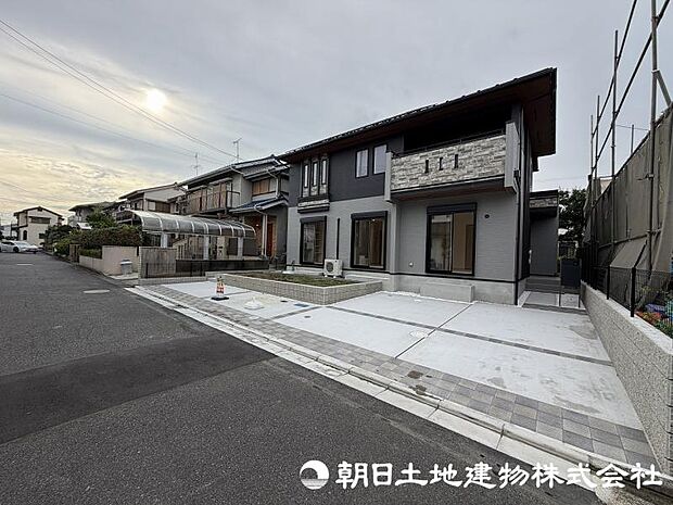 <カースペース>ゆとりのカースペースには車3台駐車可能です。