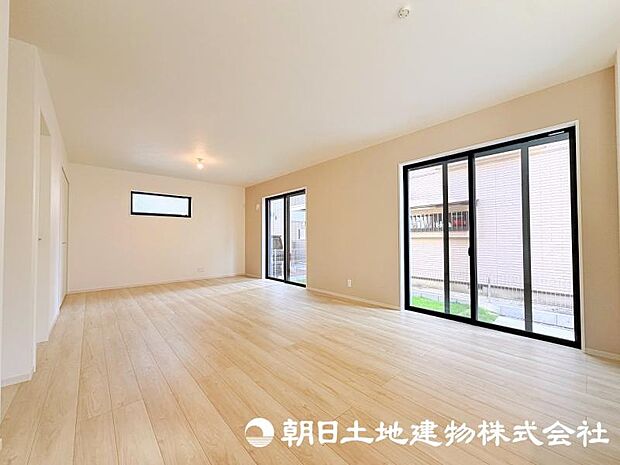 家族が自然と集まるリビングは、毎日の暮らしを心地よく彩る安らぎの空間です。家具の配置やインテリア次第で、お好みの雰囲気にコーディネートできます。 