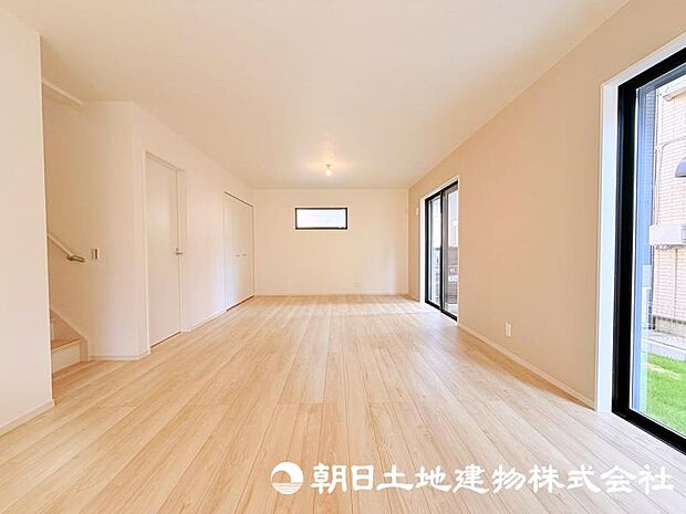 住まう方のライフスタイルに合わせて自由に使えるリビング空間。家族団らんの時間はもちろん、趣味やくつろぎのひとときにもぴったりです。 