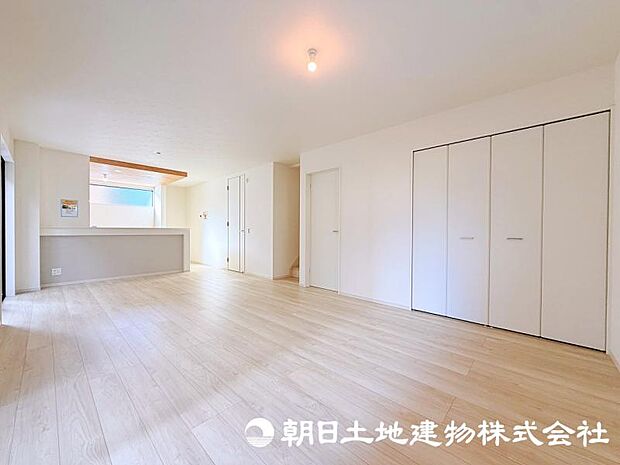 リビングは家族のコミュニケーションが生まれる憩いの空間。食事や団らん、リラックスタイムなど、さまざまなシーンで活躍します。 