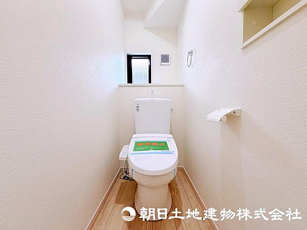 毎日使う場所だからこそ、清潔感と使いやすさが大切なトイレ。快適な暮らしをサポートする落ち着いた空間です。 