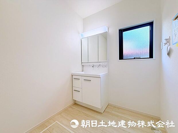 朝の準備から帰宅後の手洗いまで、家族みんなが使いやすい洗面所。快適な暮らしを支える実用的なスペースです。 