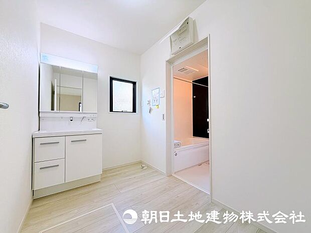 朝の準備から帰宅後の手洗いまで、家族みんなが使いやすい洗面所。快適な暮らしを支える実用的なスペースです。 