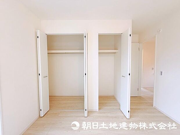 日々増える荷物もすっきり片付けられる収納スペース。居住空間を広く快適に使える便利な設備です。 