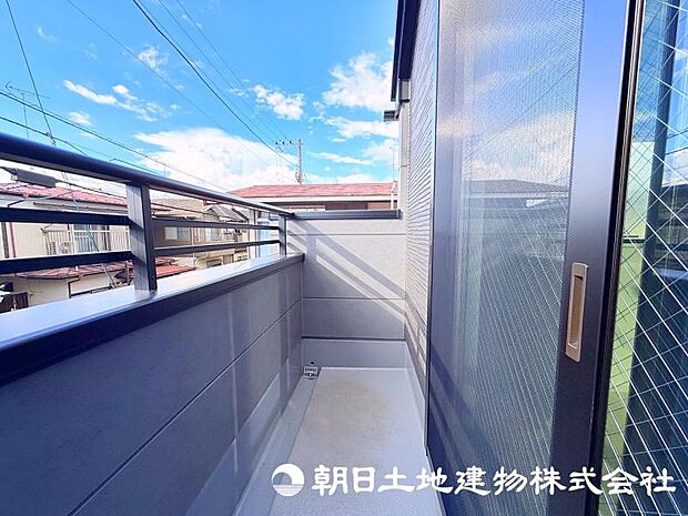 住まいに開放感をプラスするバルコニー。日当たりや風通しを感じながら、心地よい時間を過ごせる場所です。 