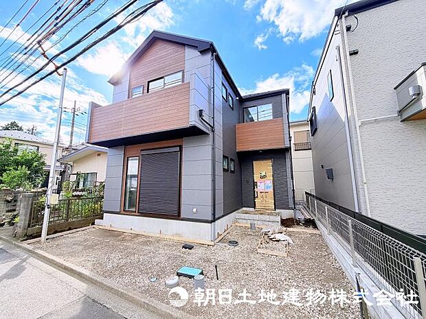 街並みに調和する新しい住まいが建築中です。周辺環境とのバランスを大切にした、快適な暮らしを叶える住まいの完成をお楽しみください。 