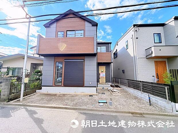 現在建築中の注目物件です。街の景観に配慮した外観と、暮らしやすさを考えた住まいが完成予定です。新しい街の一員となる住まいの誕生をお楽しみください。 