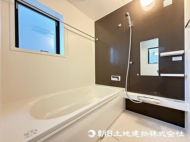 <浴室>1坪タイプの広いユニットバスです。