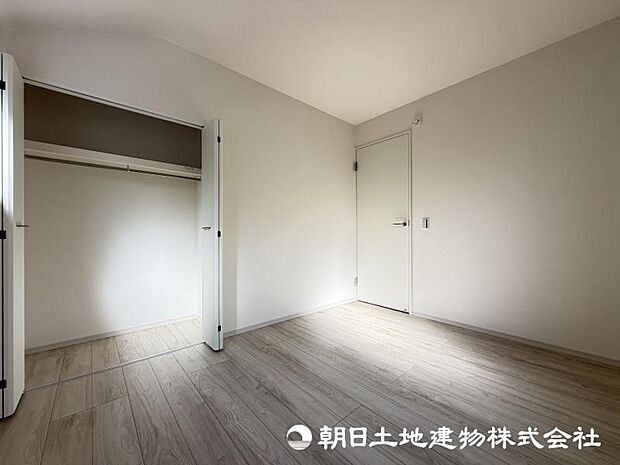 <収納>各洋室にクローゼットがありますので、お洋服やお荷物もすっきりと収納できます。