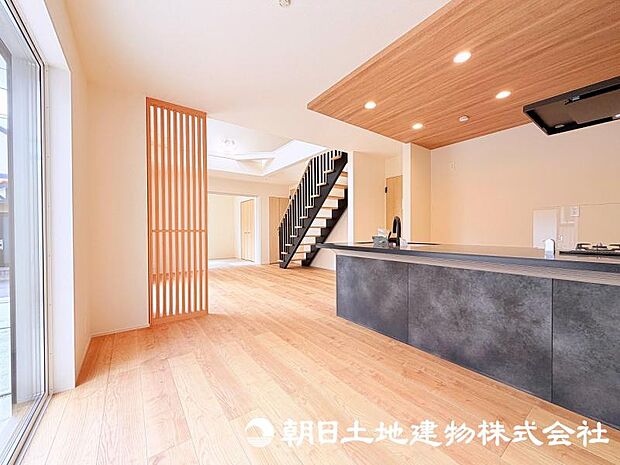 家族が自然と集まるリビングは、毎日の暮らしを心地よく彩る安らぎの空間です。家具の配置やインテリア次第で、お好みの雰囲気にコーディネートできます。