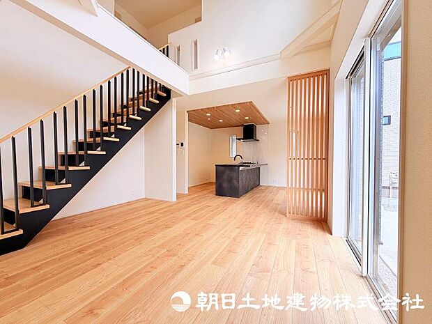 住まう方のライフスタイルに合わせて自由に使えるリビング空間。家族団らんの時間はもちろん、趣味やくつろぎのひとときにもぴったりです。