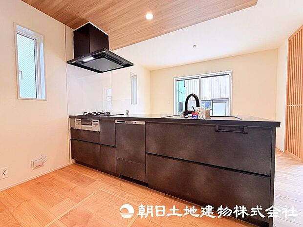 毎日の料理が楽しくなる、使い勝手に配慮したキッチン。家族との会話を楽しみながら、心地よい時間をお過ごしいただけます。