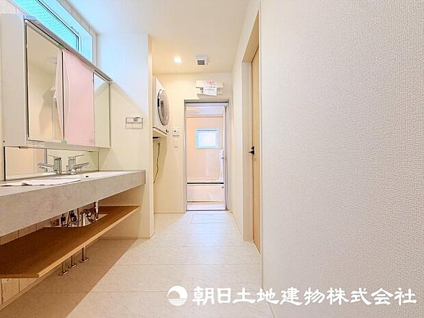朝の準備から帰宅後の手洗いまで、家族みんなが使いやすい洗面所。快適な暮らしを支える実用的なスペースです。