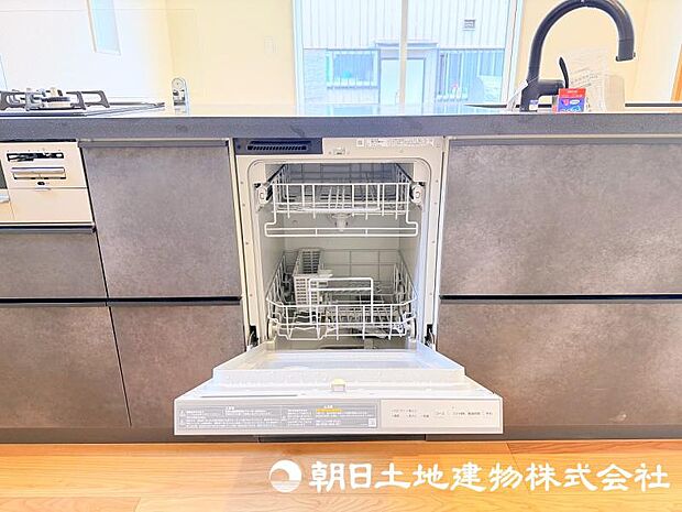 食器洗いの負担を軽減してくれる食洗器を備えたキッチン。家事の効率化をサポートし、ゆとりある時間を生み出します。