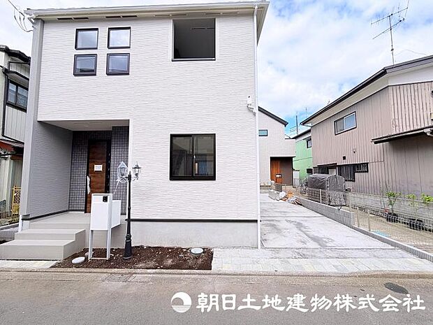 流行りに惑わされないモダンな外観は、主張し過ぎず、又、平凡になり過ぎず、閑静な街によく映えます。