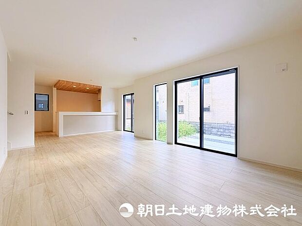 家族が自然と集まるリビングは、毎日の暮らしを心地よく彩る安らぎの空間です。家具の配置やインテリア次第で、お好みの雰囲気にコーディネートできます。 