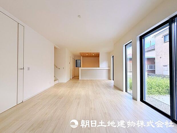 住まう方のライフスタイルに合わせて自由に使えるリビング空間。家族団らんの時間はもちろん、趣味やくつろぎのひとときにもぴったりです。 