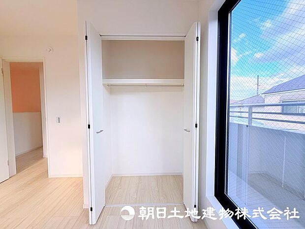 日々増える荷物もすっきり片付けられる収納スペース。居住空間を広く快適に使える便利な設備です。 