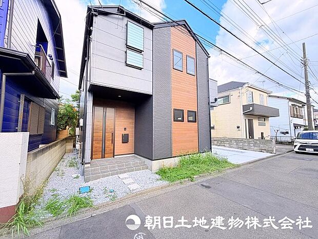 流行りに惑わされないモダンな外観は、主張し過ぎず、又、平凡になり過ぎず、閑静な街によく映えます。 